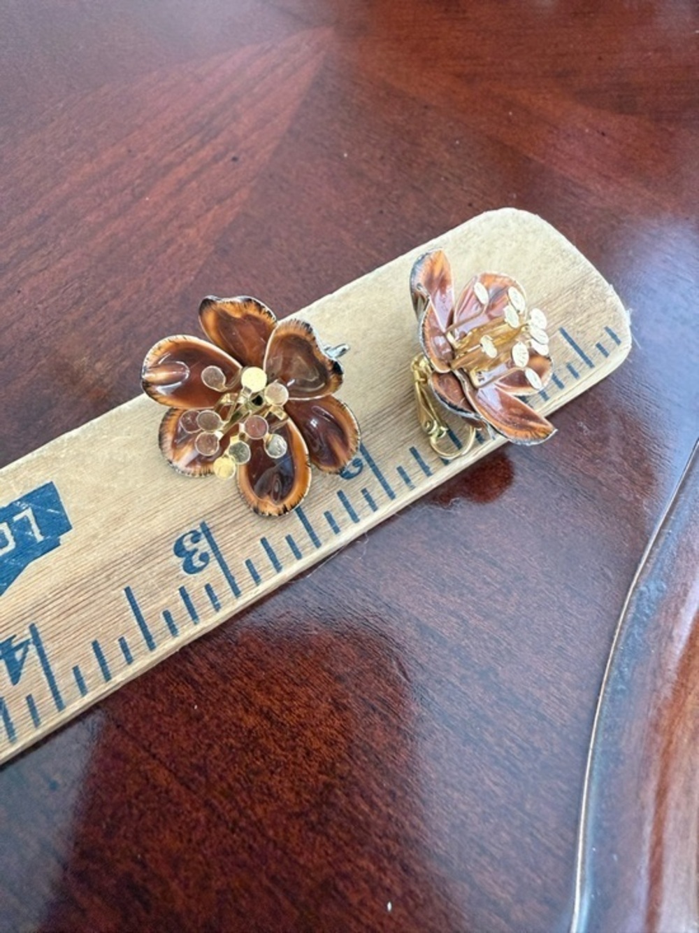 Vintage Clip On Earrings. - Picture 1 of 2